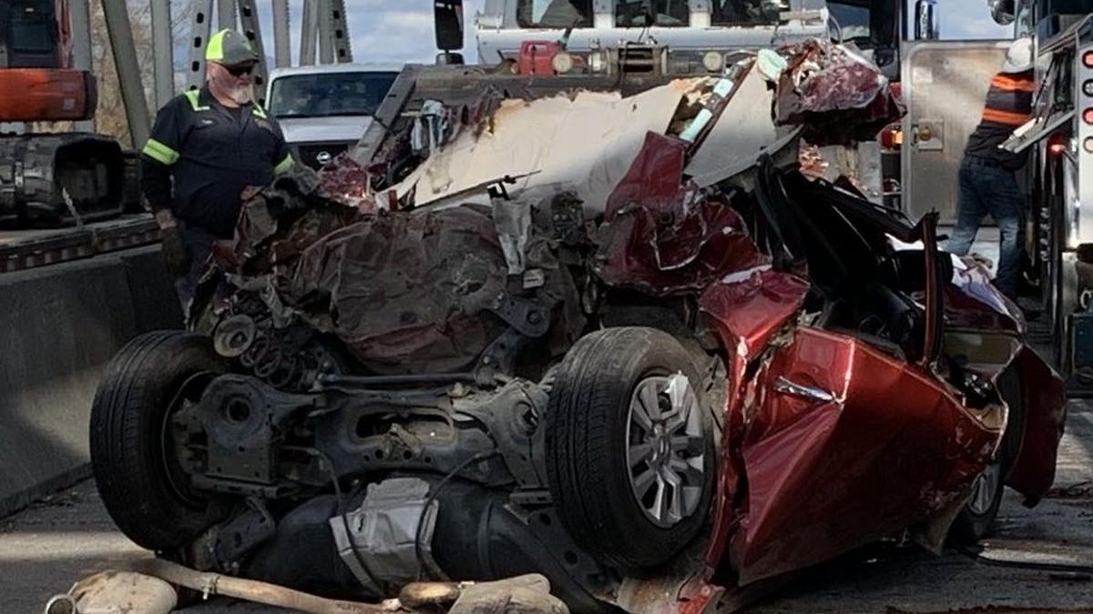 washington accident rutier autostrada i 5 camion nissan rocky oliphant