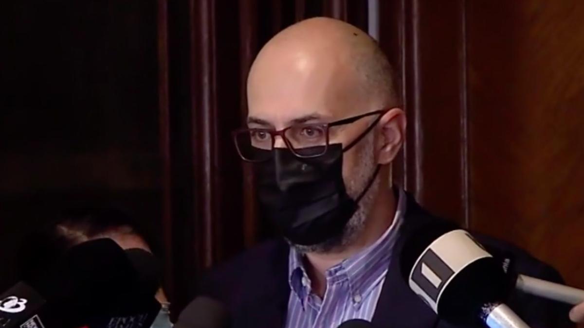 kelemen hunor nu este posibil sa stam cu pantalonii dati jos pana la genunchi si sa asteptam