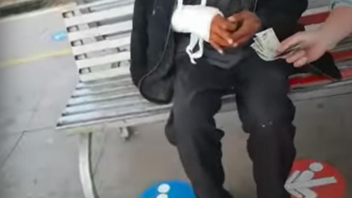 politisti retinuti dupa ce au batut un cersetor agresorii s au filmat singuri in timp ce l mituiau