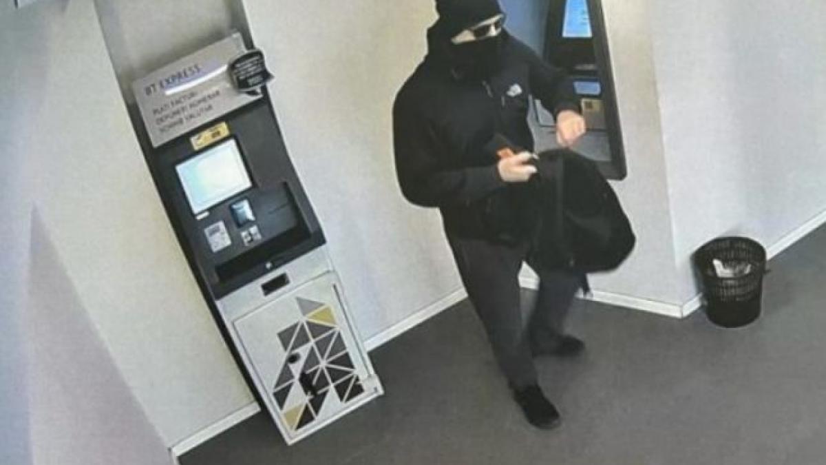 barbatul care a luat 6 000 de euro ai altui client ramasi intr un bancomat a fost gasit pedeapsa