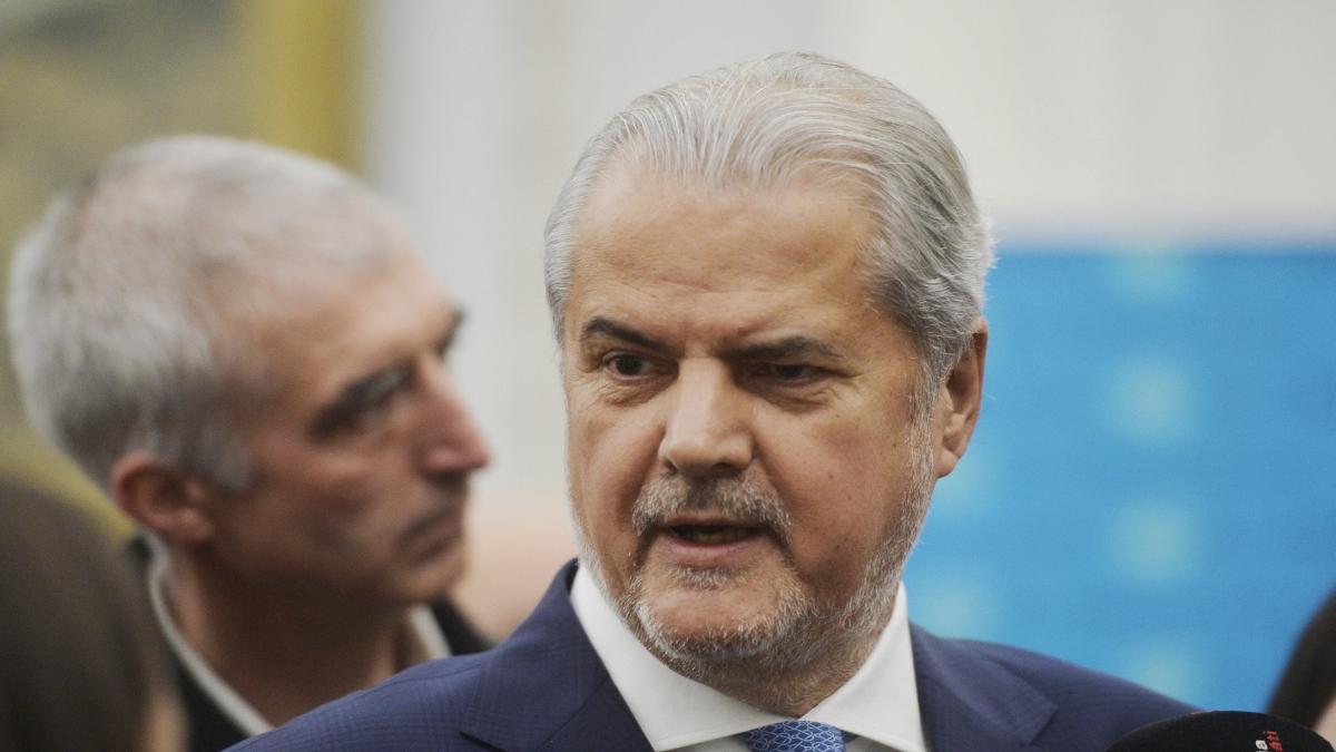 Adrian Năstase, reacție fermă după ce Nuțu Cămătaru a povestit că ar fi vorbit între patru ochi în pușcărie la Jilava