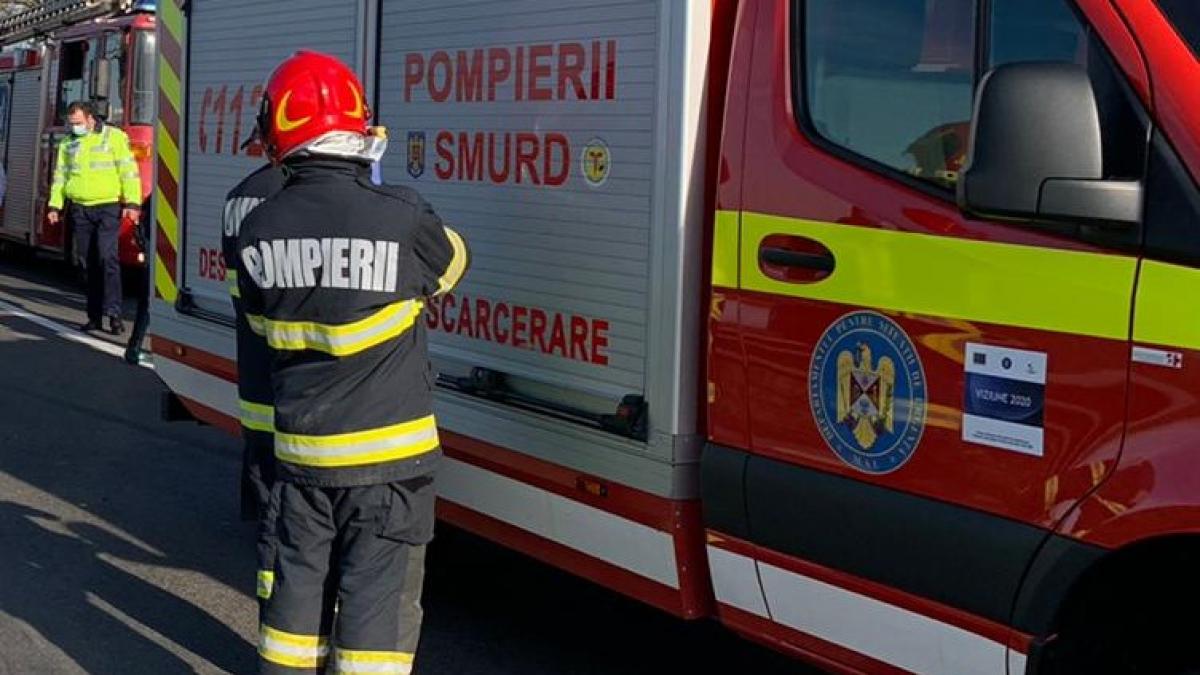 autoplatforma rasturnata peste masina suceava