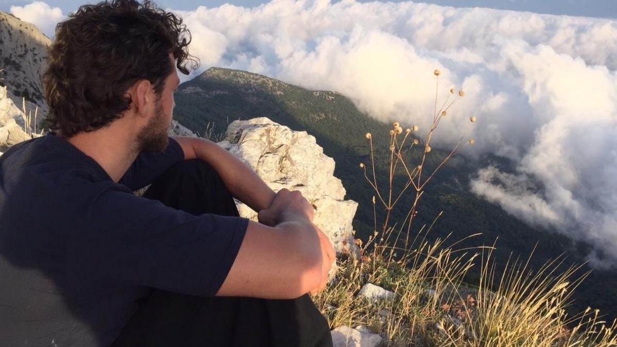 fiul milionar roman celebru stau in casa imbracat foarte bine sa ma obisnuiesc cu frigul