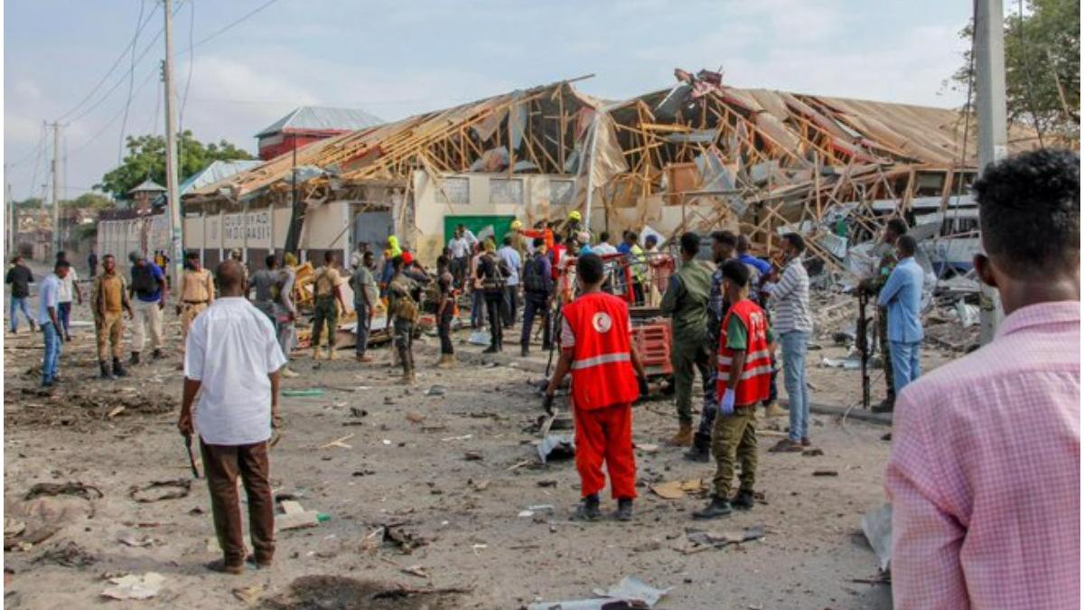opt oameni morti atac masina detonata scoala somalia 13 copii raniti