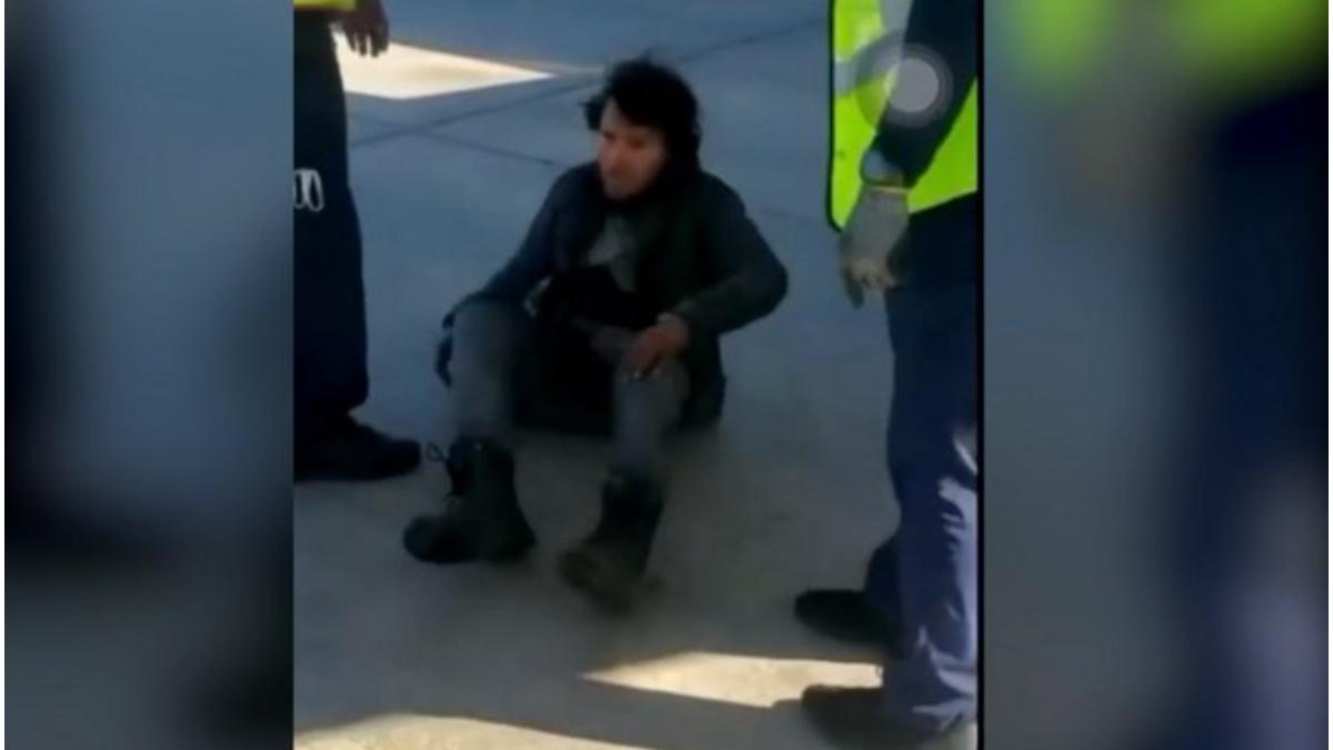 migrant a zburat tren aterizare avion