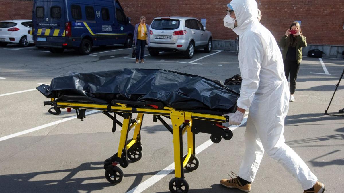 Un bărbat care îşi ducea acasă fiul decedat a murit la marginea Lugojului. A fost copleşit de durere