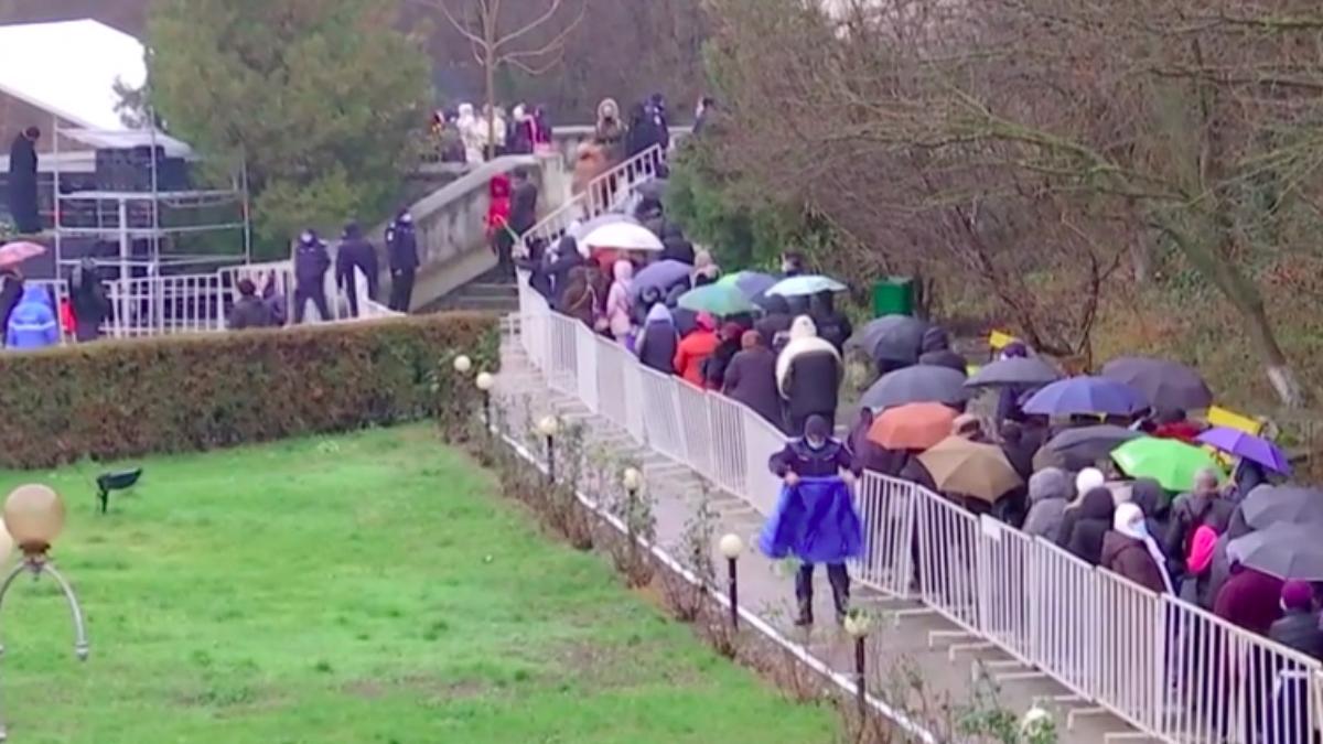 pelerinaj cu mii de oameni la pestera sfantul andrei teodosie a invitat credinciosii din toata tara