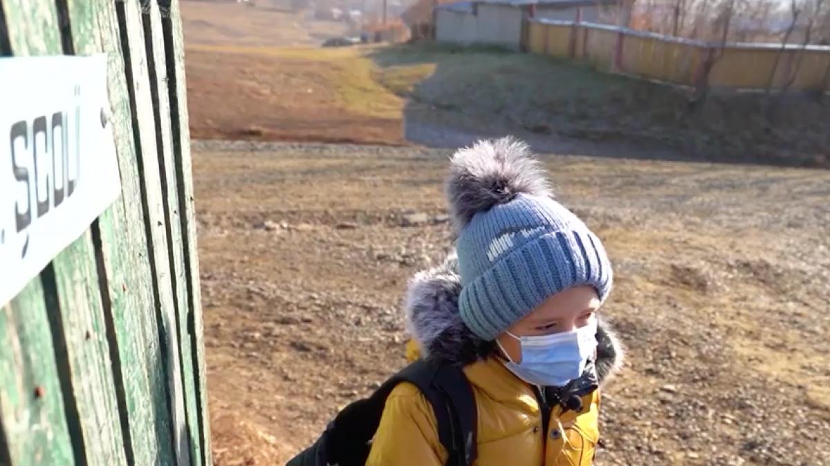 scoala botosani toaleta curte mizerie