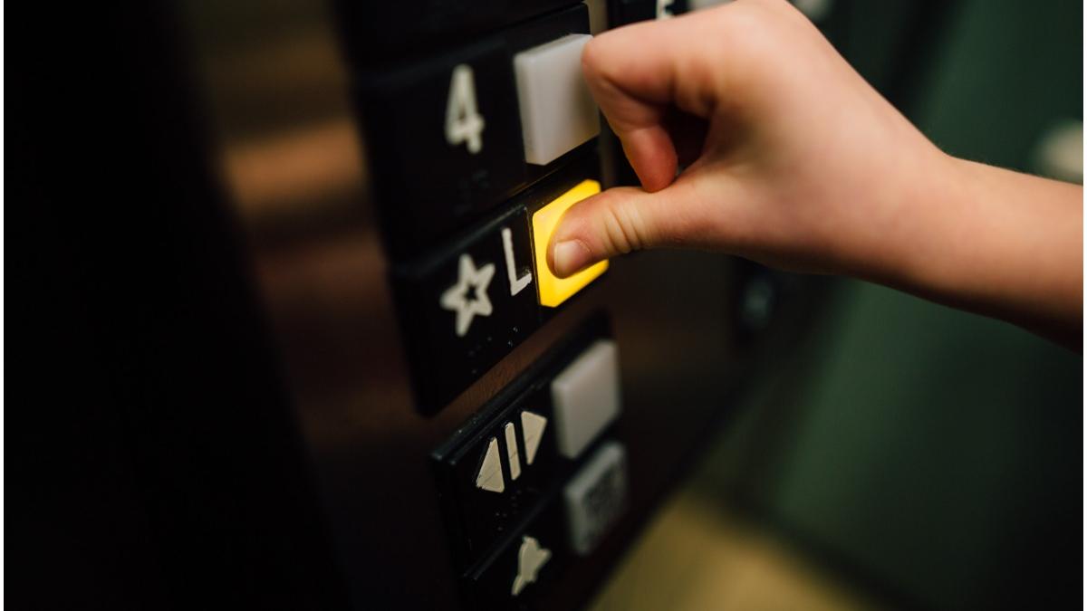 barbat rusia si a omorat vecinul explozie lift