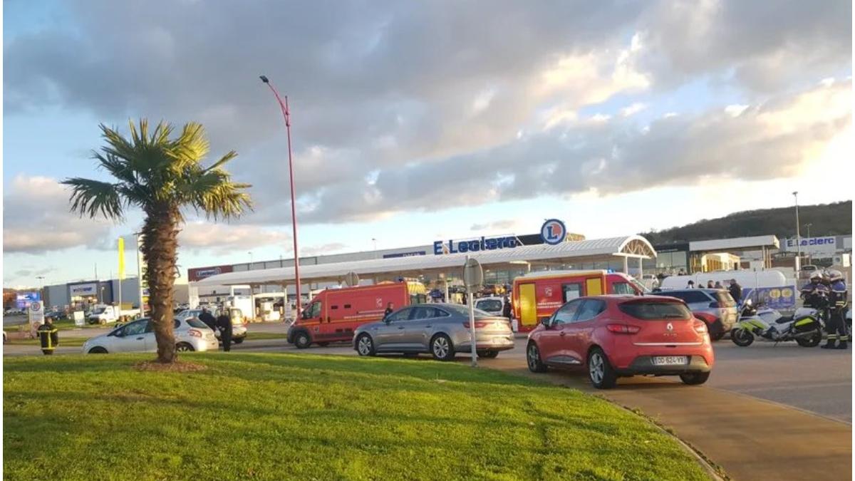 barbat imbracat ninja impuscat politisti atac sabie