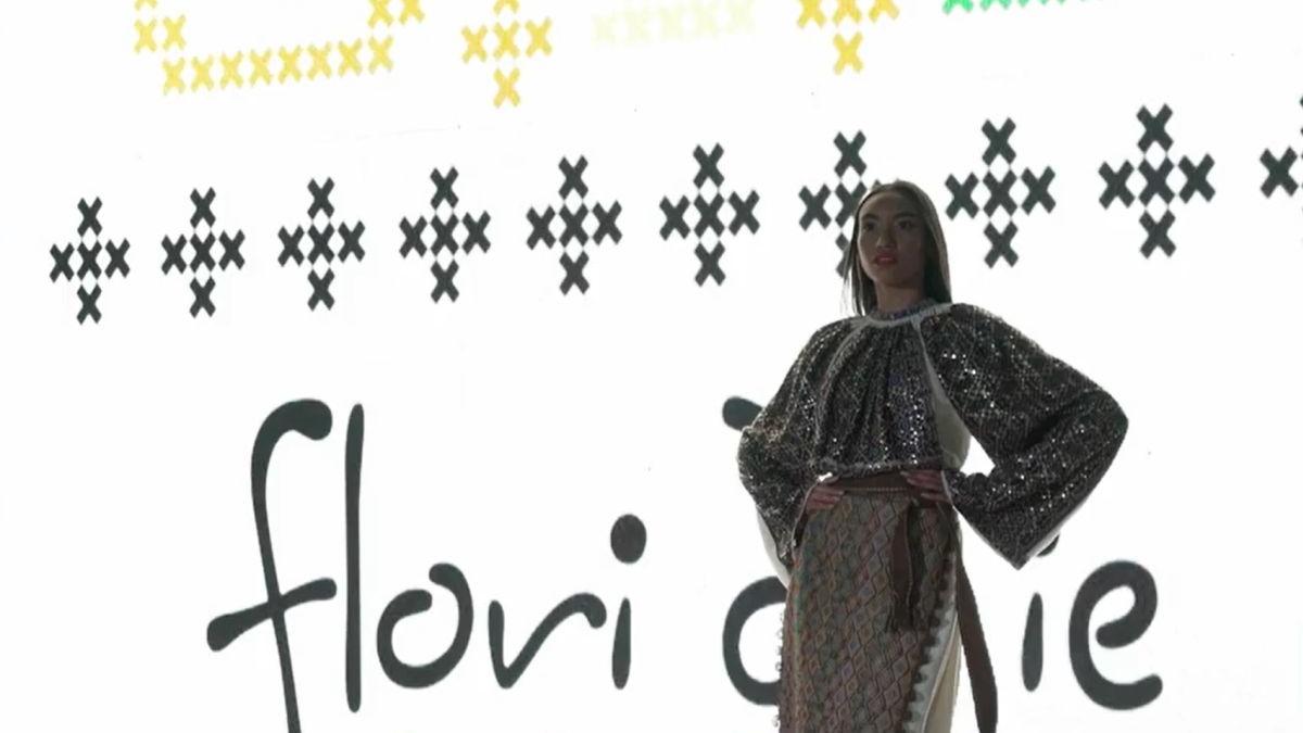 modele cubaneze imbracate in ie defilare la havana de ziua nationala