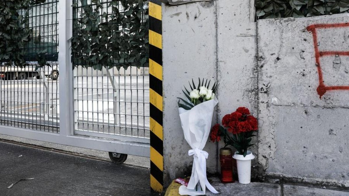 Η Όλγα, μια Ρουμάνα, πέθανε μέσα σε τρομερά μαρτύρια, κολλημένη στη μεταλλική πόρτα μιας αποθήκης στην Ελλάδα.  Κανείς δεν επενέβη για να τη σώσει