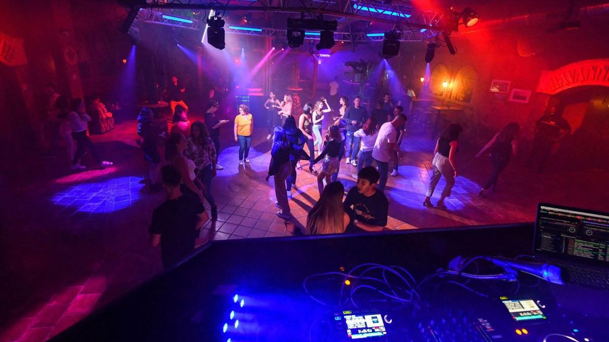 profesoara anti vaccin italia senigallia ancona discoteci covid massimo olivetti