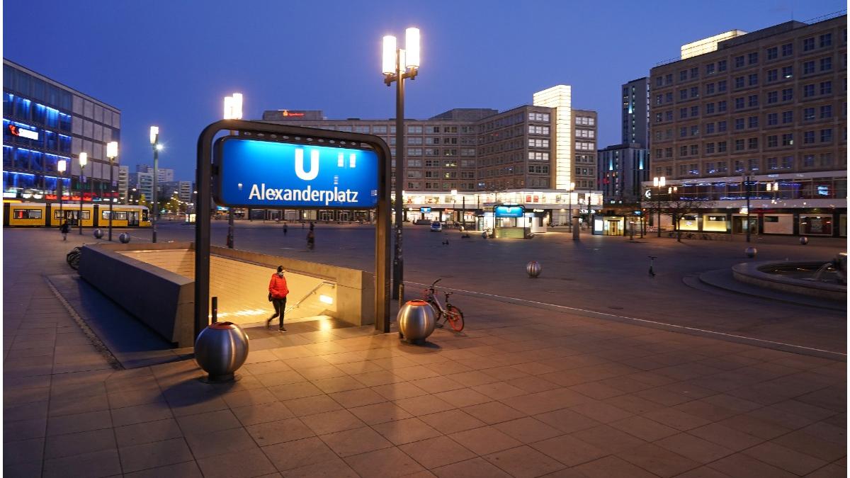 oameni fara adapost berlin certificat verde dormit metrou
