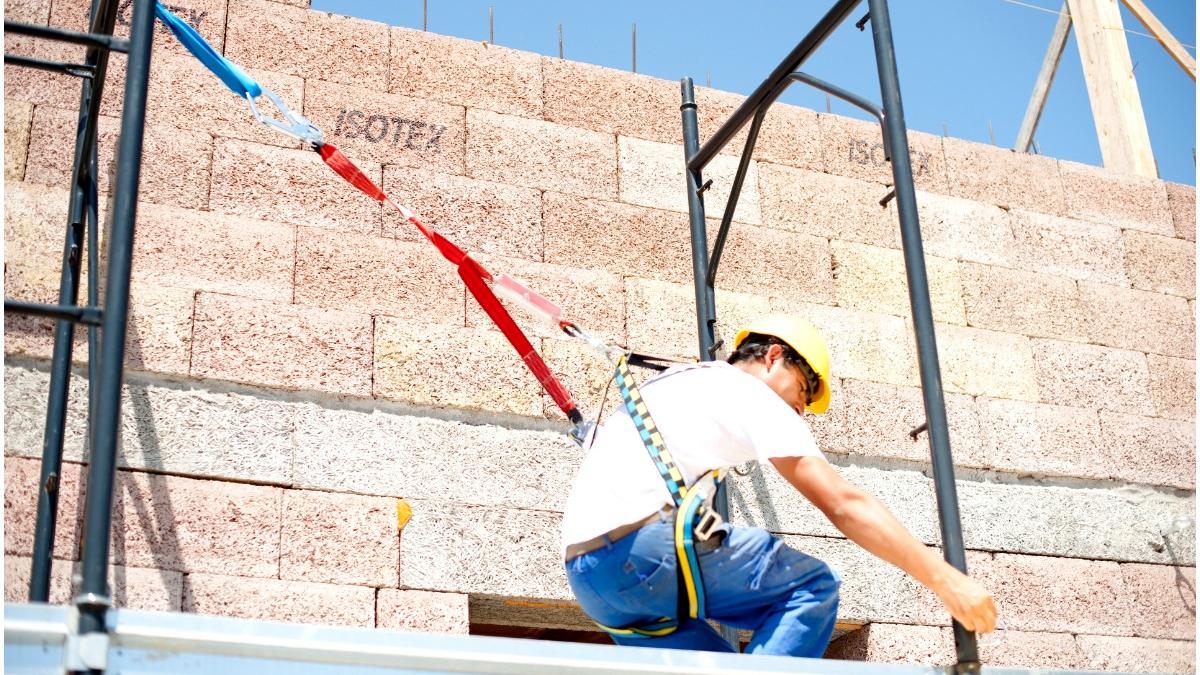 roman 35 ani mort italia cadere acoperis