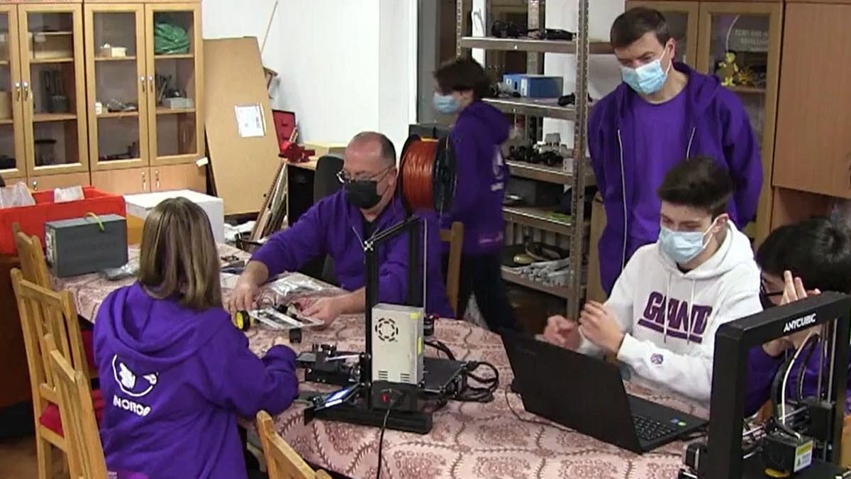 Un robot care ucide bacteriile şi virusurile a fost creat de elevii unui colegiu din Bârlad. Eficienţa sa este de 99%
