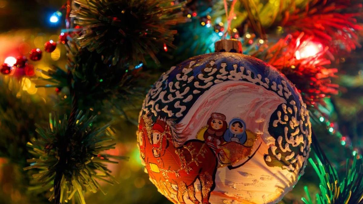 cat ne costa impodobitul bradului