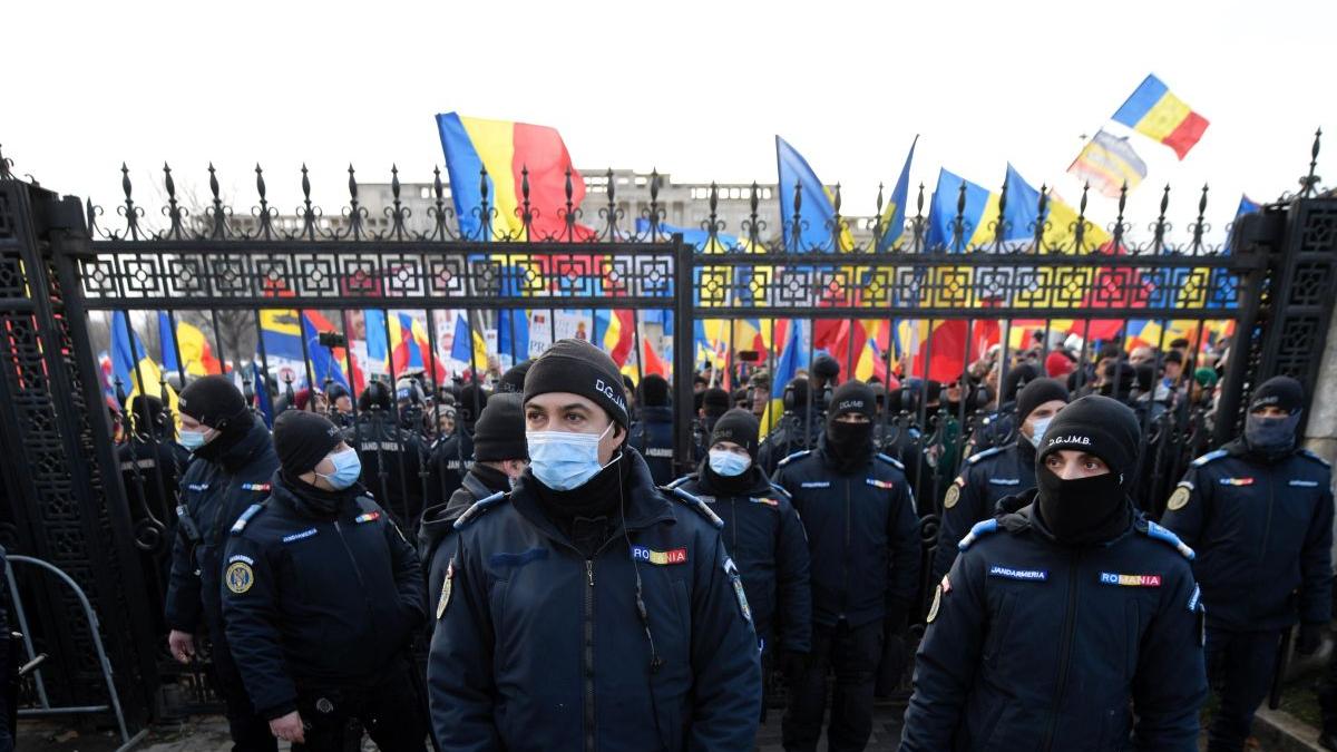 dosar penal in cazul jandarmilor care au actionat la poarta senatului protest