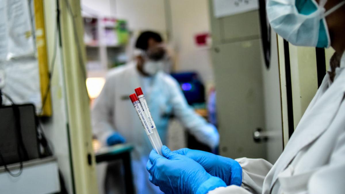 Evusheld, o combinație de anticorpi monoclonali cu acțiune prelungită, își păstrează activitatea neutralizanta împotriva variantei Omicron, după cum arată studiile desfășurate de universitățile Oxford și Washington
