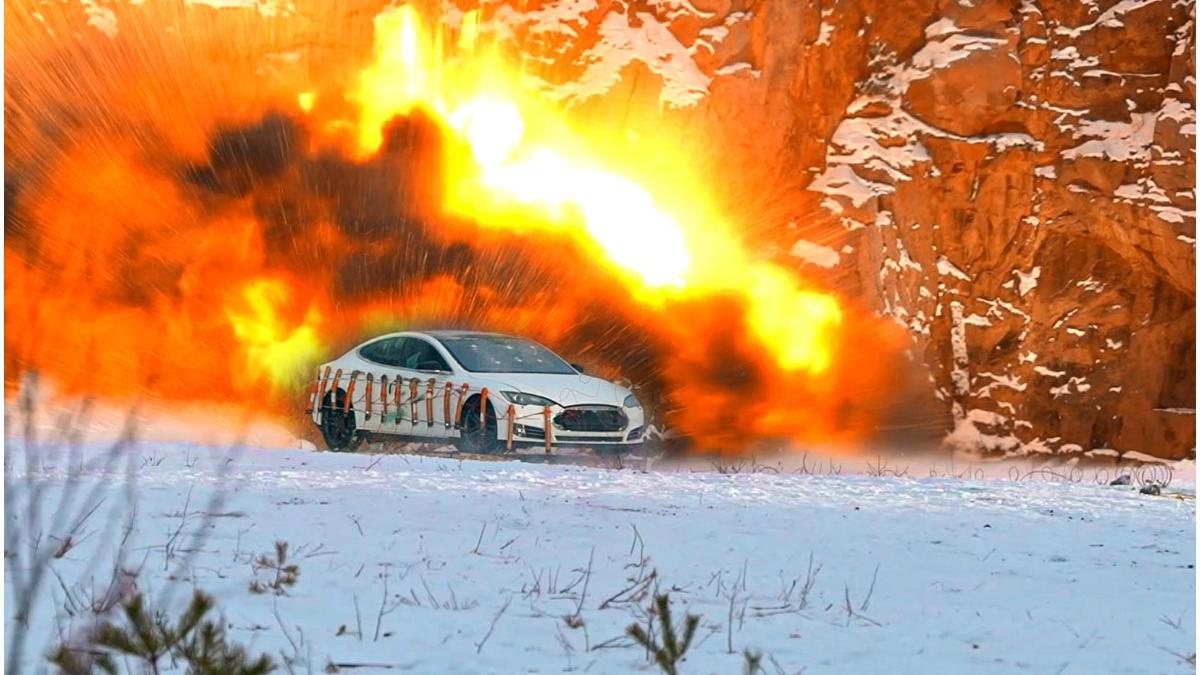 finlandez detonare masina tesla manechin elon musk protest cost baterie
