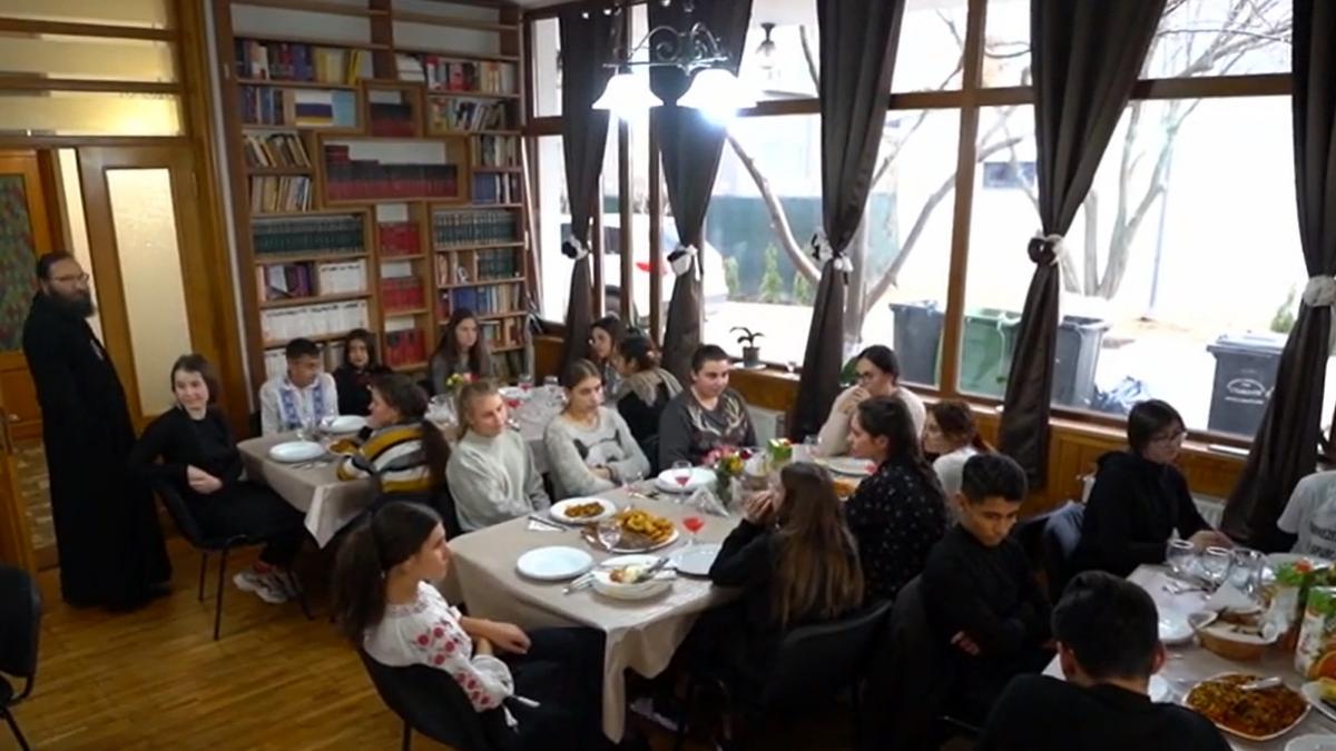 povestea preotului care face minuni pentru 10 000 de copii parintele damaschin capat putere in tot