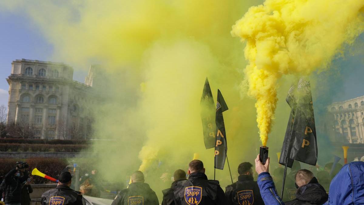 proteste de amploare in bucuresti medici profesori si politisti au iesit in strada