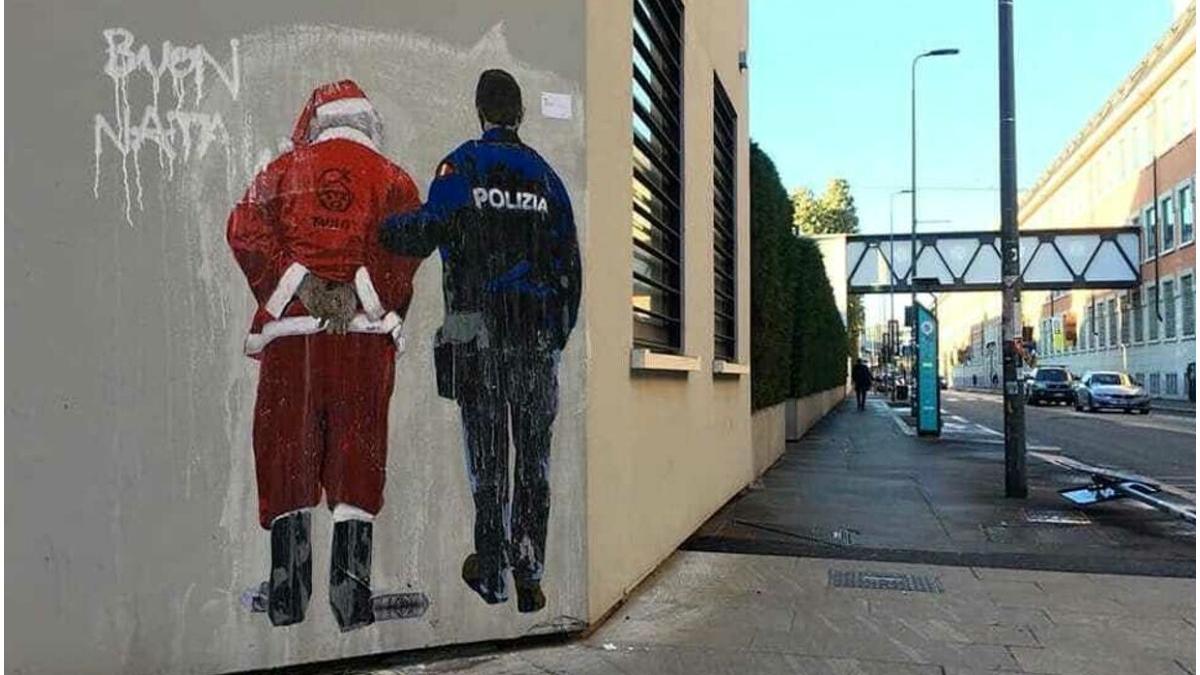 roman imbracat mos craciun blocat traficul speriat trecatori milano pubele cutit