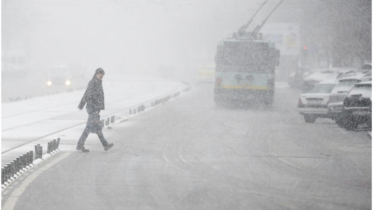 alerte meteo de vreme rea anm a emis mai multe avertizari de ninsori ploi si polei