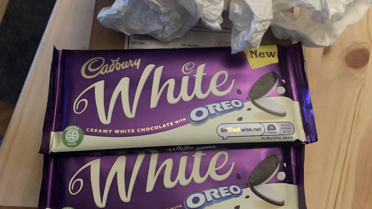 comandat iphone 13 a desfacut coletul a gasit doua ciocolate invelite hartie igienica