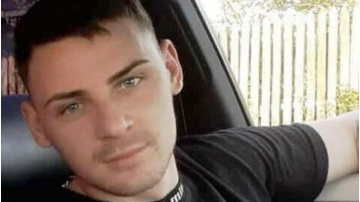 tanar terorizat de membrii unui clan amenintat cu arma si batut crunt