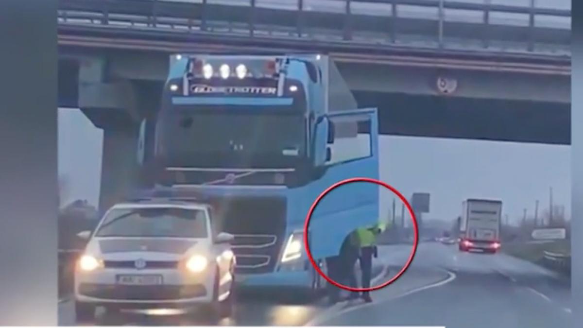 sofer tir amenintat arma politist mijlocul soselei arad