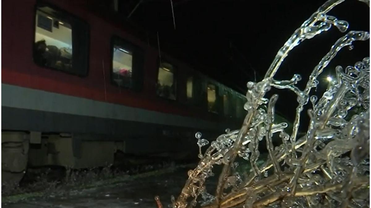 tren oprit de crengile unor copaci zeci de pasageri sunt blocati in frig in harghita