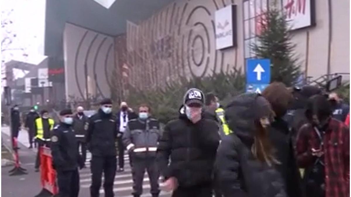 amenintare cu bomba la un mall din bucuresti oamenii sunt evacuati