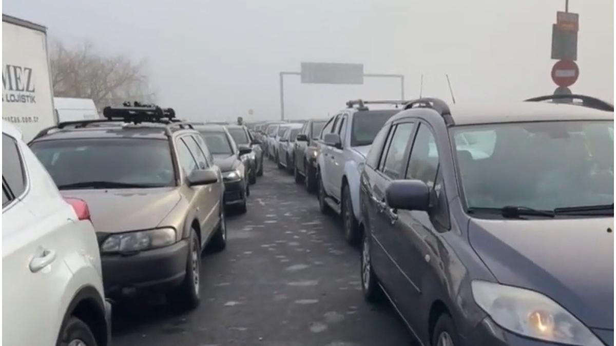 aglomeratie la iesirile din tara fortele de ordine mobilizate in vami