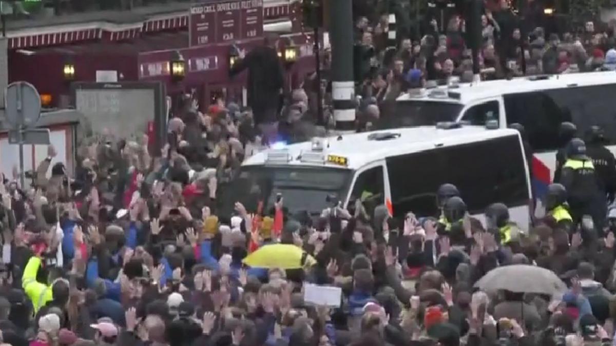 amsterdam proteste in strada restrictii politie violente