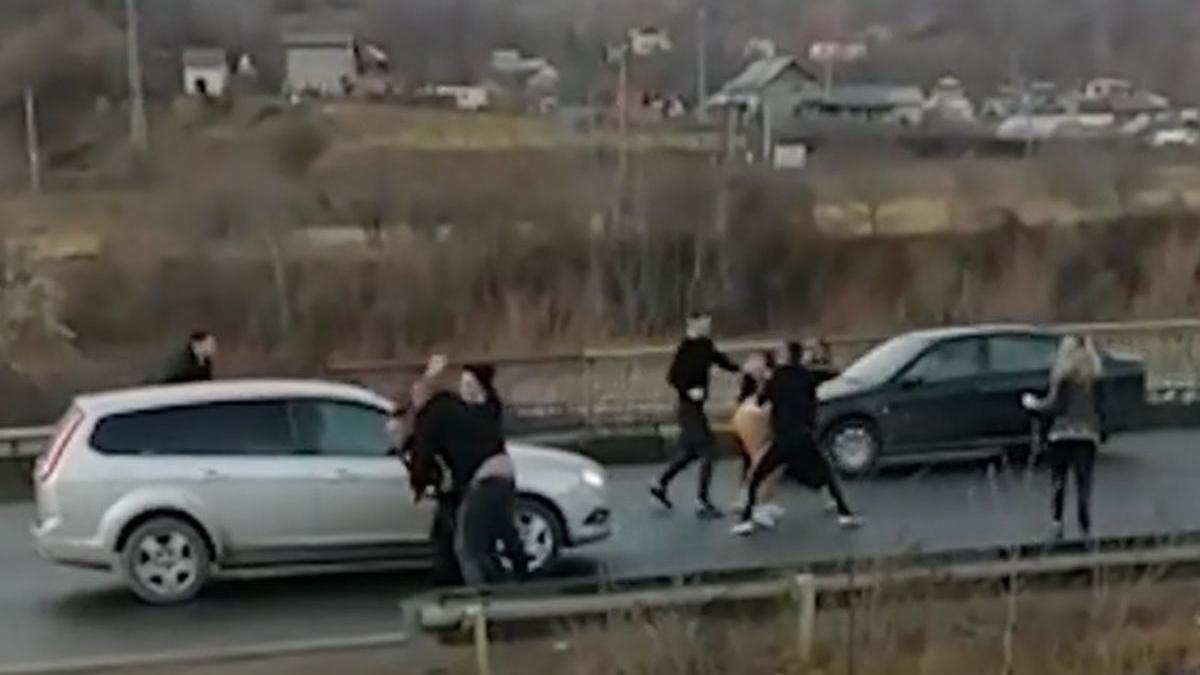 Bătaie pe DN1, la Comarnic, după ce un șofer a depășit coloana prin dreapta. O femeie cu un copil în brațe a intervenit pentru a-i calma pe bărbați