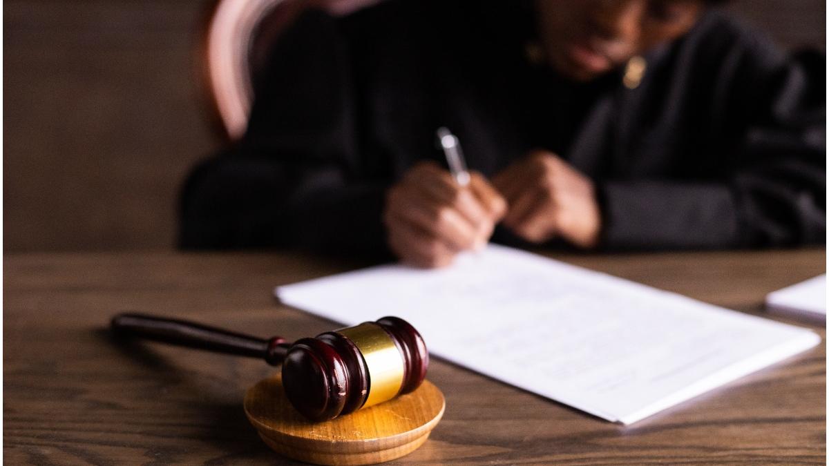 barbat condamnat crima arestat masca