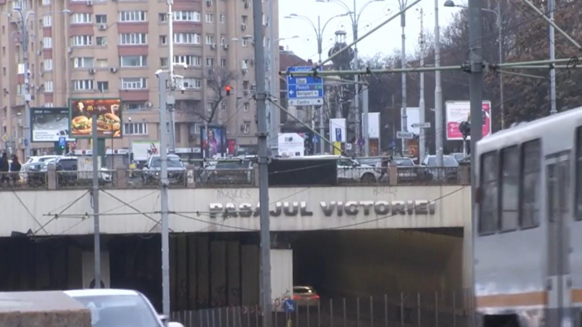 capcane mortale soferi bucuresti cad bucati de beton pasaj vechi de 36 de ani