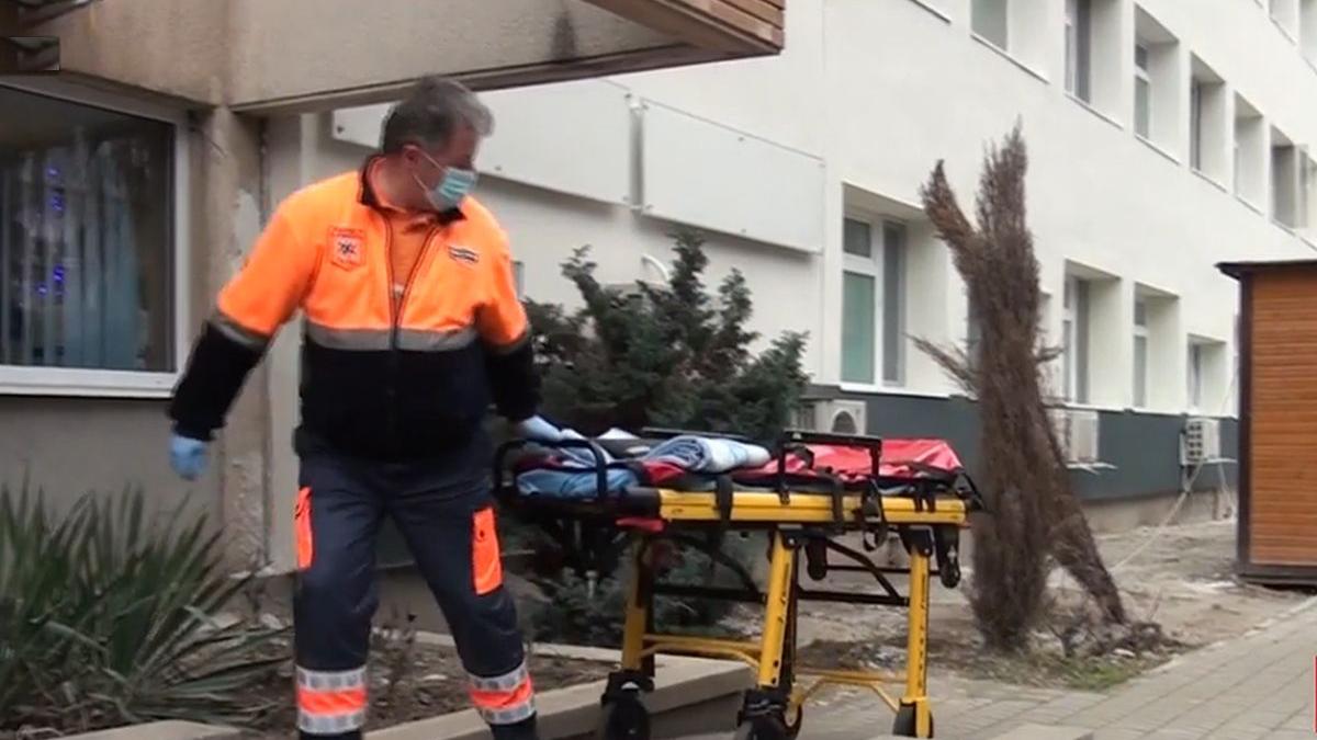 fiica injunghiere tata salvare mama alba