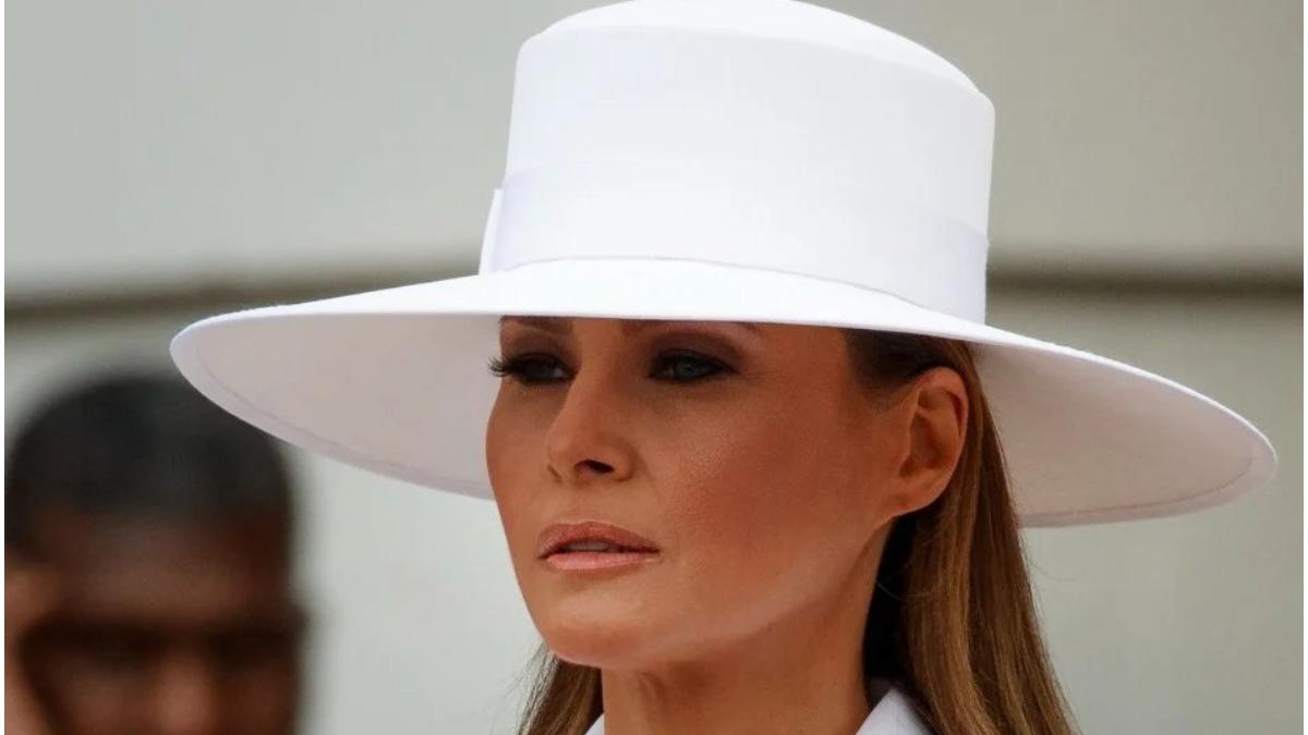 melania trump licitatie palarie alba
