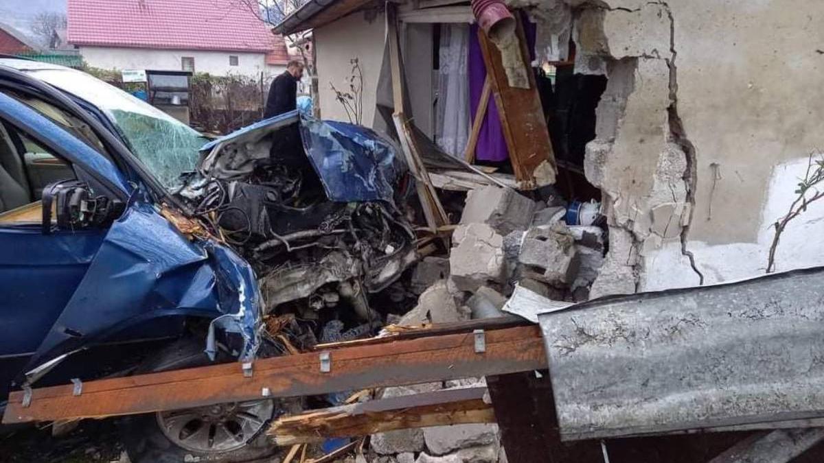 tanar 21 ani intrat masina casa familie judetul maramures