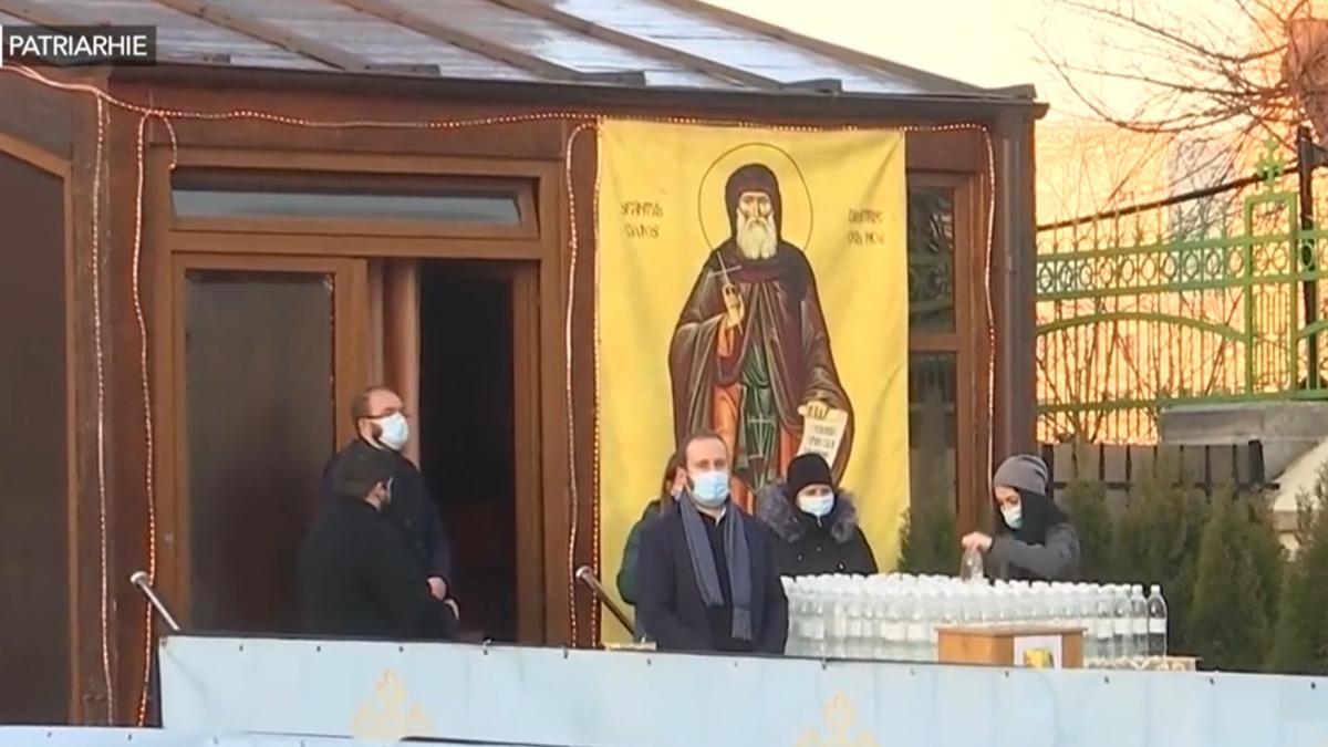 mii de sticle cu apa sfintita pregatite de patriarhie pentru bucuresteni