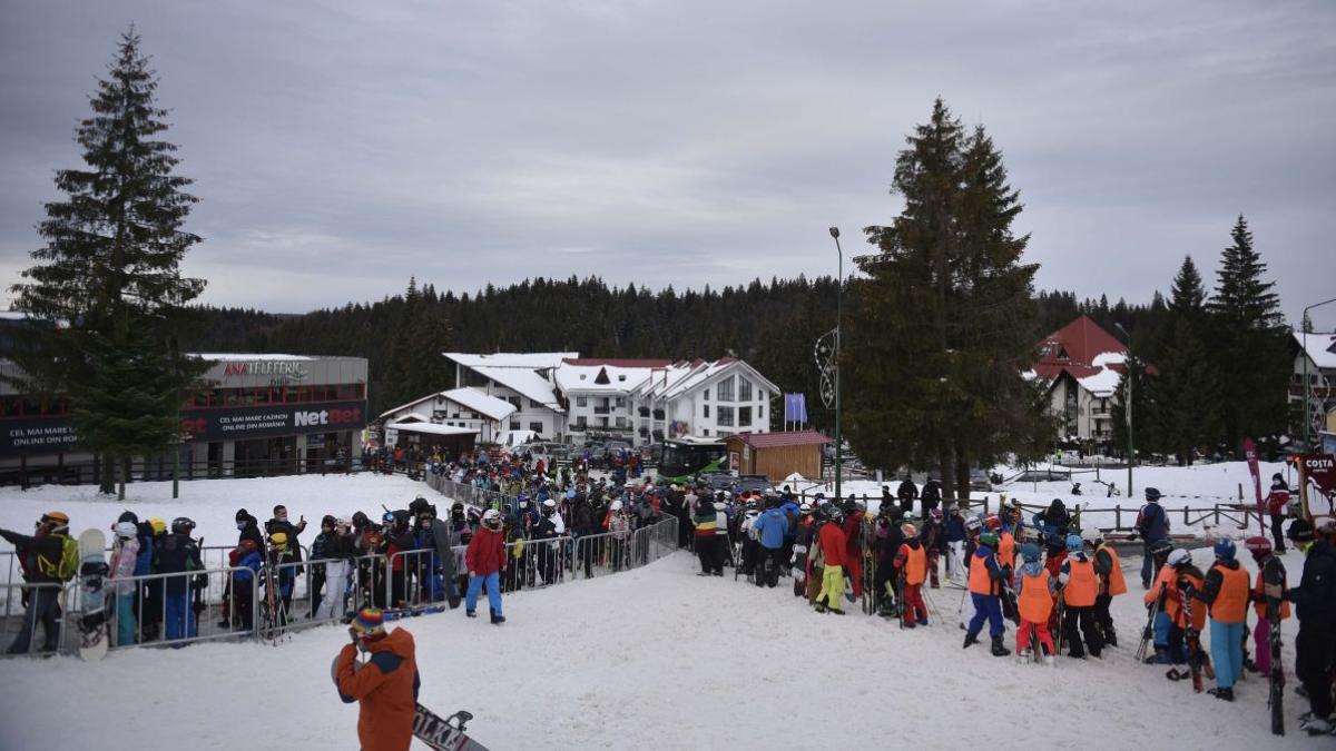 aglomeratie in statiunile montane mii de turisti pe partii