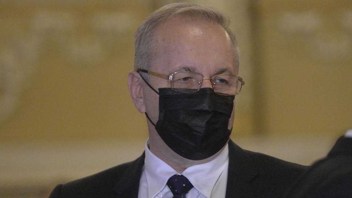 vasile dincu ministrul apararii masca de protectie