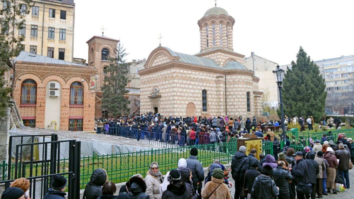 Ritualul celor 9 marți la Biserica Sfântul Anton din Bucureşti. Aici se ...