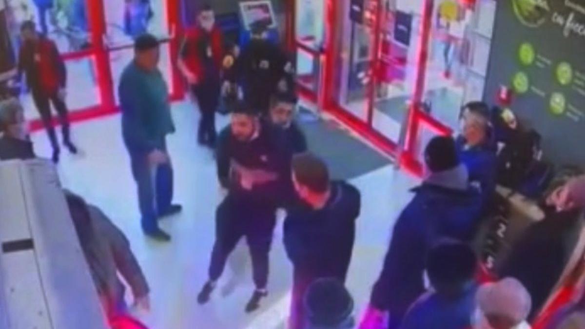 bataie filmata magazin buzau client rugat agent paza masca