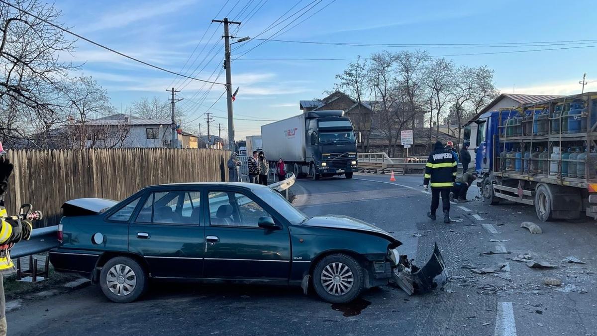un camion incarcat cu 200 de butelii s a izbit de o masina in prahova