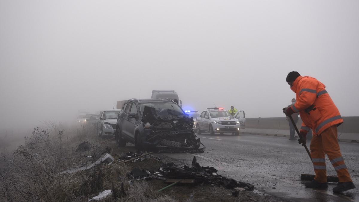 angajat cnair ranit sosea in timp ce curata resturile accident anterior