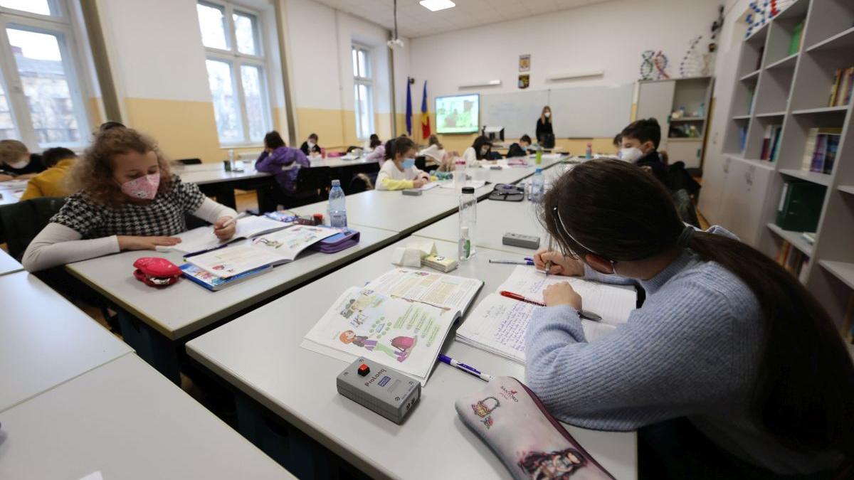 absente elevi lipsesc teama caz covid clasa