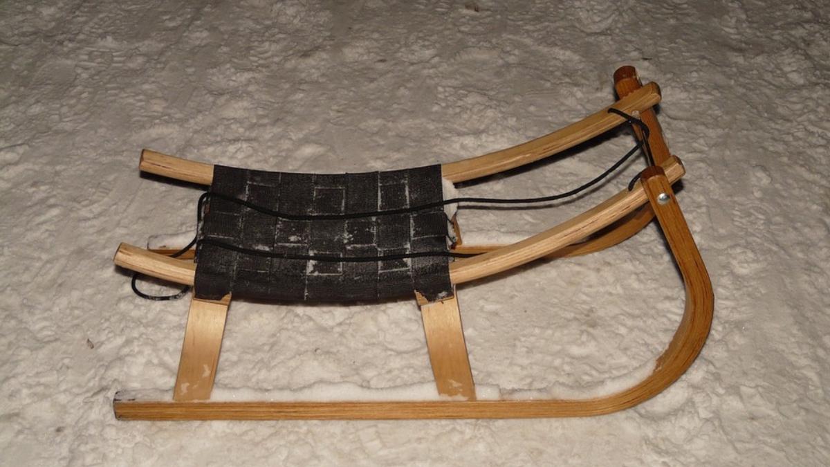 doi copii trasi sanii de masina alunecat contrasens s au izbit de alt autoturism